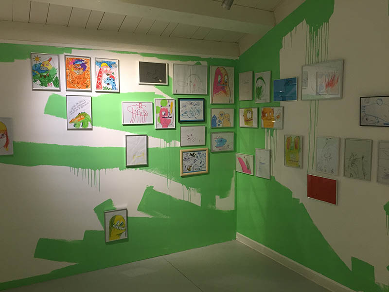 Vue de l'exposition "La bonne poire troublant trou noir" à la Ferme de la Chapelle