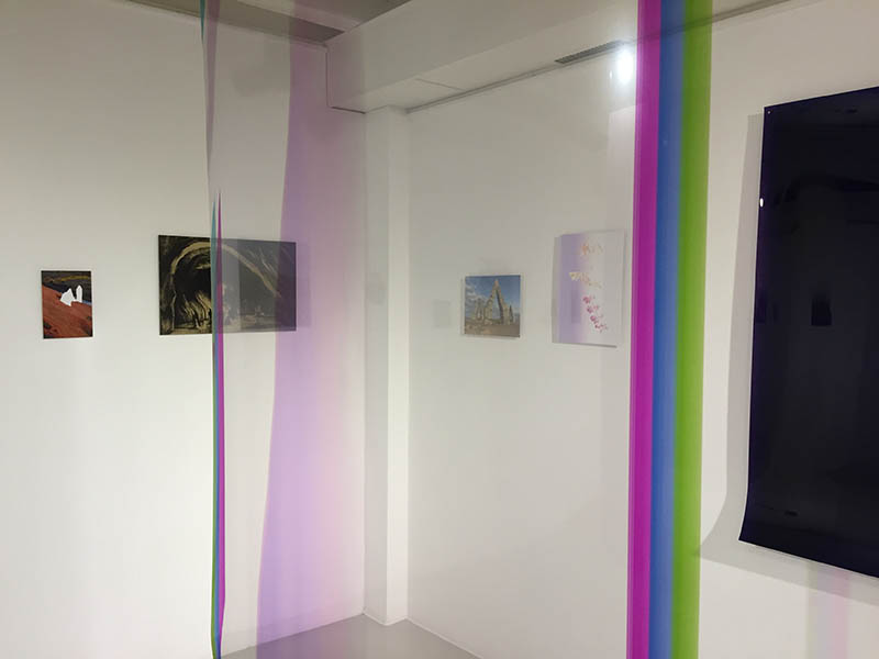 Installation de Shannon Guerrico "Série Bifröst", vue de l'exposition "Fragments d'ailleurs" à la Ferme de la Chapelle