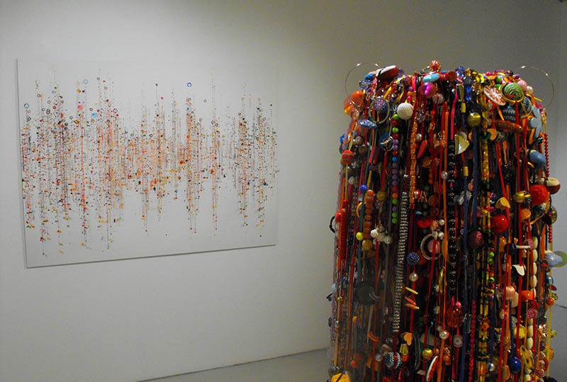 Sculptures de Theodora, vue de l'exposition "Entre ciel et perles" à la Ferme de la Chapelle