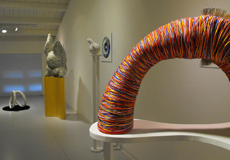 Sculptures de Theodora, vue de l'exposition "Entre ciel et perles" à la Ferme de la Chapelle