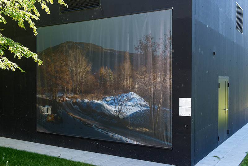 Photographie sur bâche de Nicolas Dhervilers "Jeanne", vue de l'exposition "Raconte-moi" en Ville de Lancy