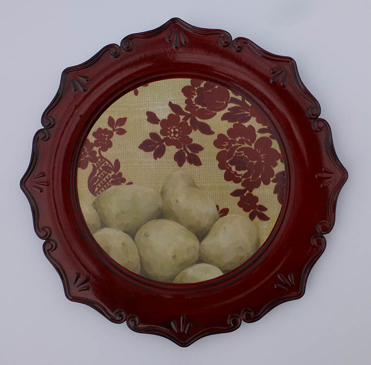 Peinture sur assiette en plastique de Céline Salamin "Nature morte aux pommes de terre", vue de l'exposition "Mémoire du vivant" à la Ferme de la Chapelle