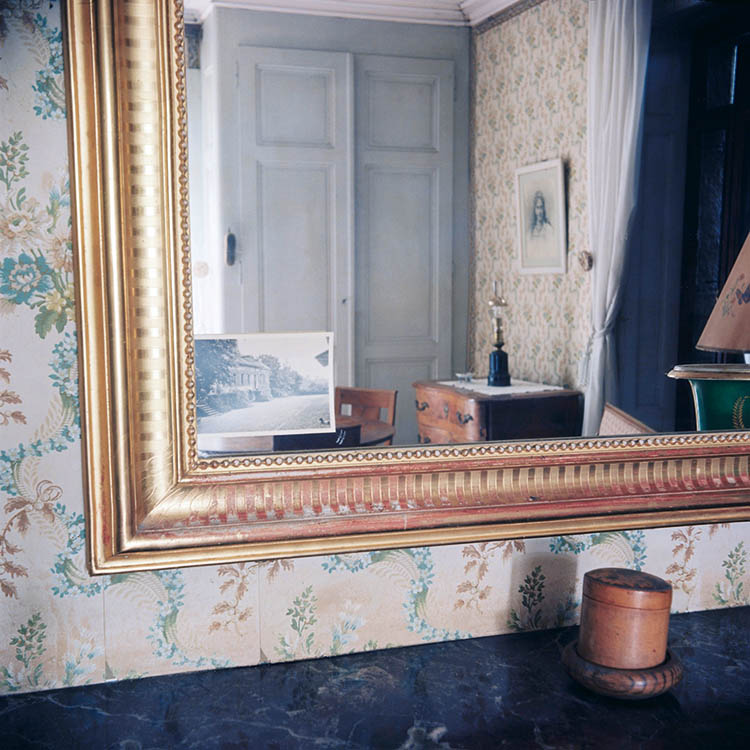 Photographie Sarah Hildebrand "De père en fille 010, Genève, 1961-2016", vue de l'exposition "L'éloge du vide" à la Ferme de la Chapelle