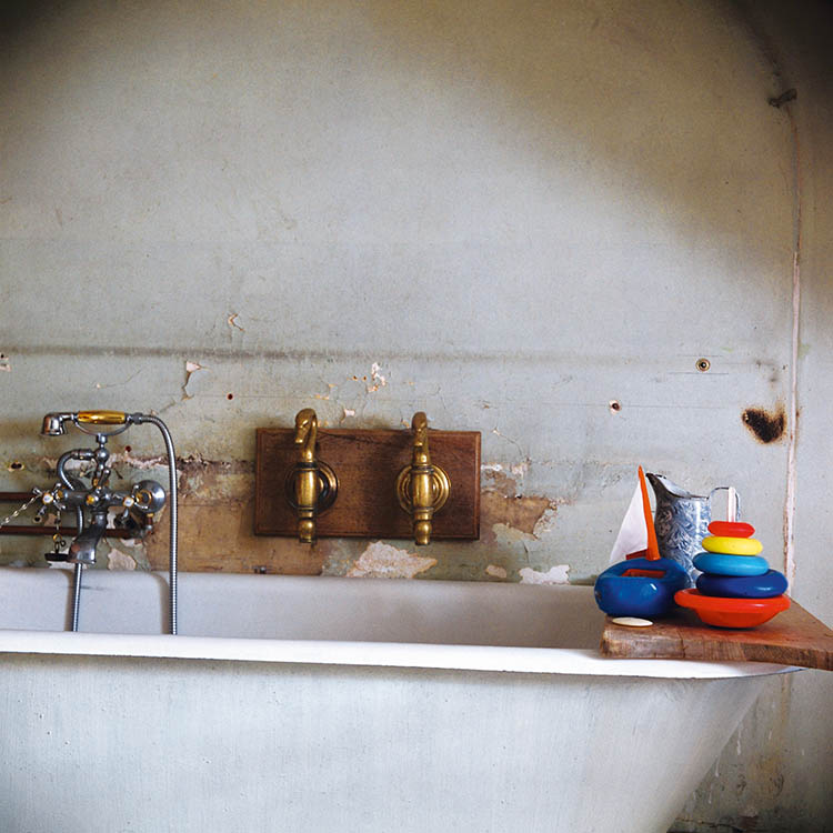 Photographie Sarah Hildebrand "Lieux délaissés 043", vue de l'exposition "L'éloge du vide" à la Ferme de la Chapelle
