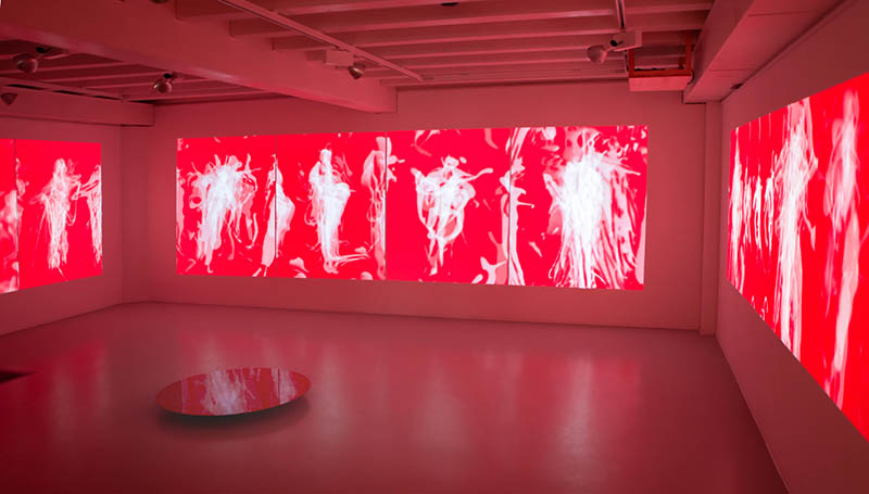 Installation vidéo de Gianluigi Maria Masucci, vue de l'exposition "Écriture du mouvement" à la Ferme de la Chapelle