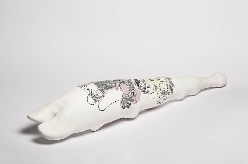 Sculpture en porcelaine de Heike Schildhauer "Morgenstern (gourdin 1+2)", vue de l'exposition "Métaphores" à la Ferme de la Chapelle