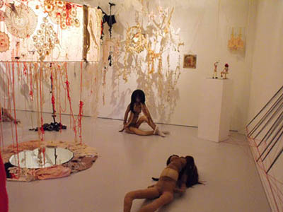 Installation de Muriel Décaillet "Out of the Shadow", vue de l'exposition "Féminités" à la Ferme de la Chapelle