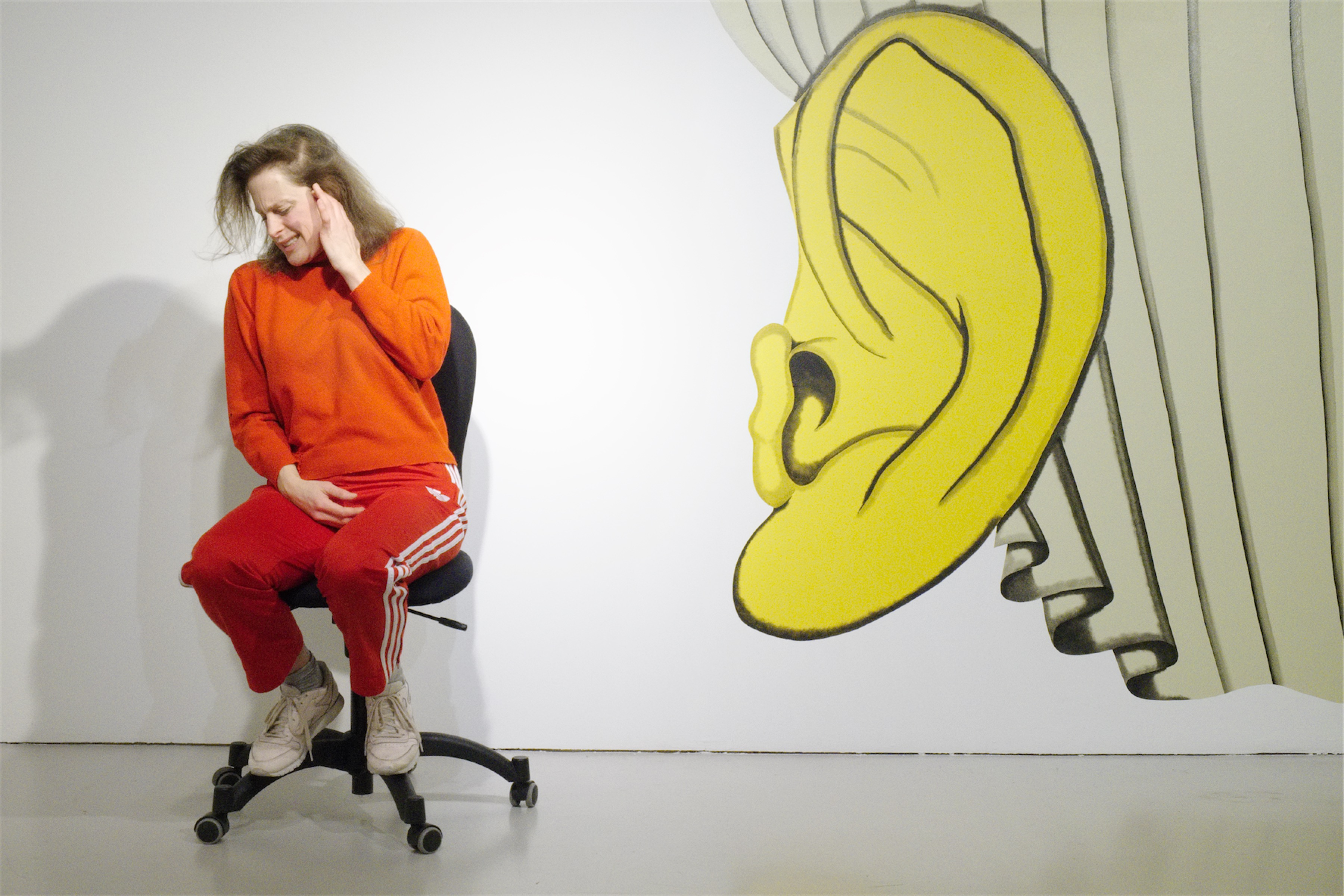 Performance de Julia Perazzini "Waves On" à la Ferme de la Chapelle