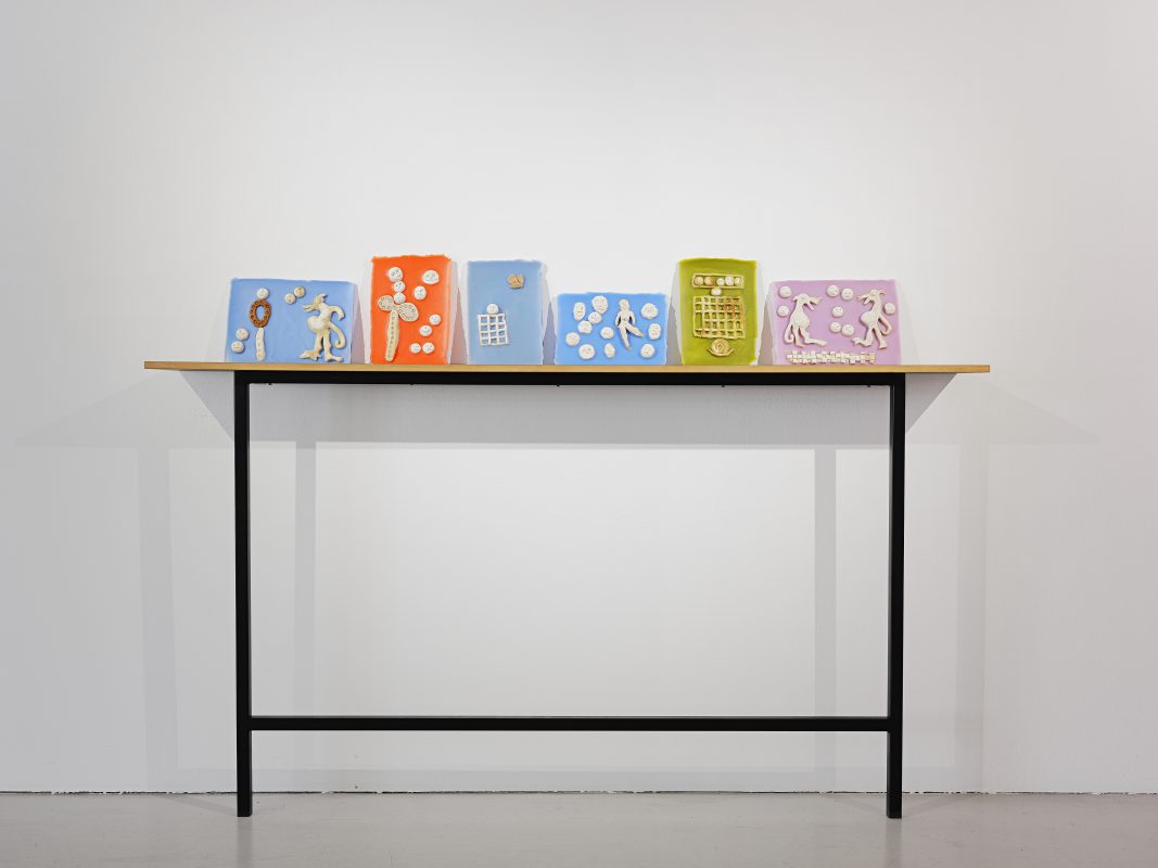 Céramiques d'Agathe Zaerpour, "Esprit du don", vue de l'exposition "Challenger" à la Ferme de la Chapelle