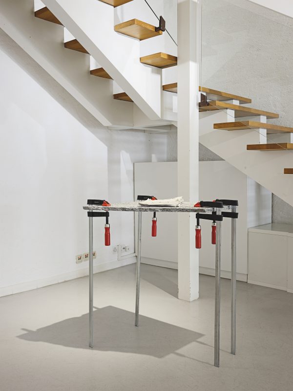 Installation de Pietro Castano, "SBB-Domodossola", vue de l'exposition "Challenger" à la Ferme de la Chapelle