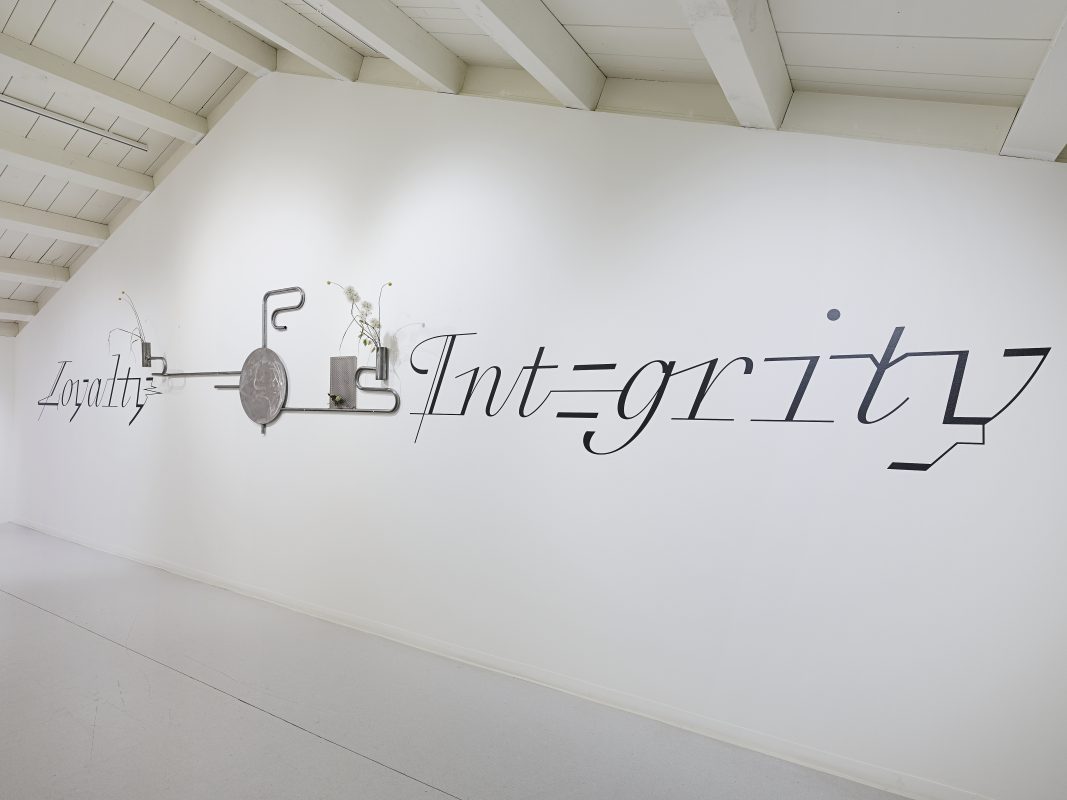 Œuvre d'Emmanuel Rey "Loyalty and Integrity", vue de l'exposition "Challenger" à la Ferme de la Chapelle