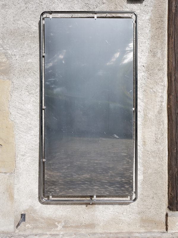 Sibylle Stoekli, Panneau publicitaire SGA, 2019, Tube d’acier inoxydable poli et plaque d’acier miroir. Photo © Nicolas Delaroche Archives Modernes