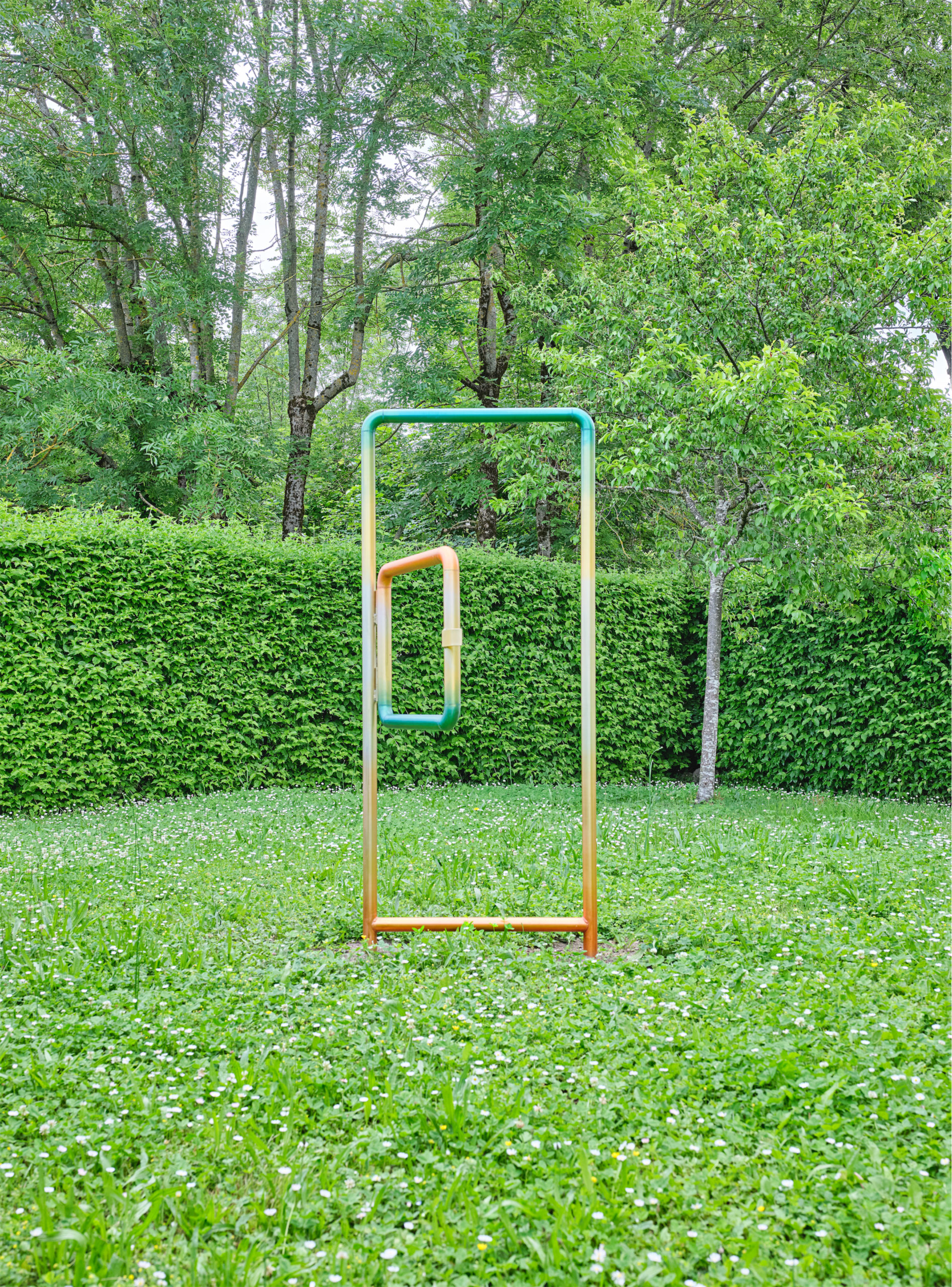 Installation en aluminium anodisé de Flora Mottini "Zenith Framing", vue de l'exposition "Dandelion" à la Ferme de la Chapelle