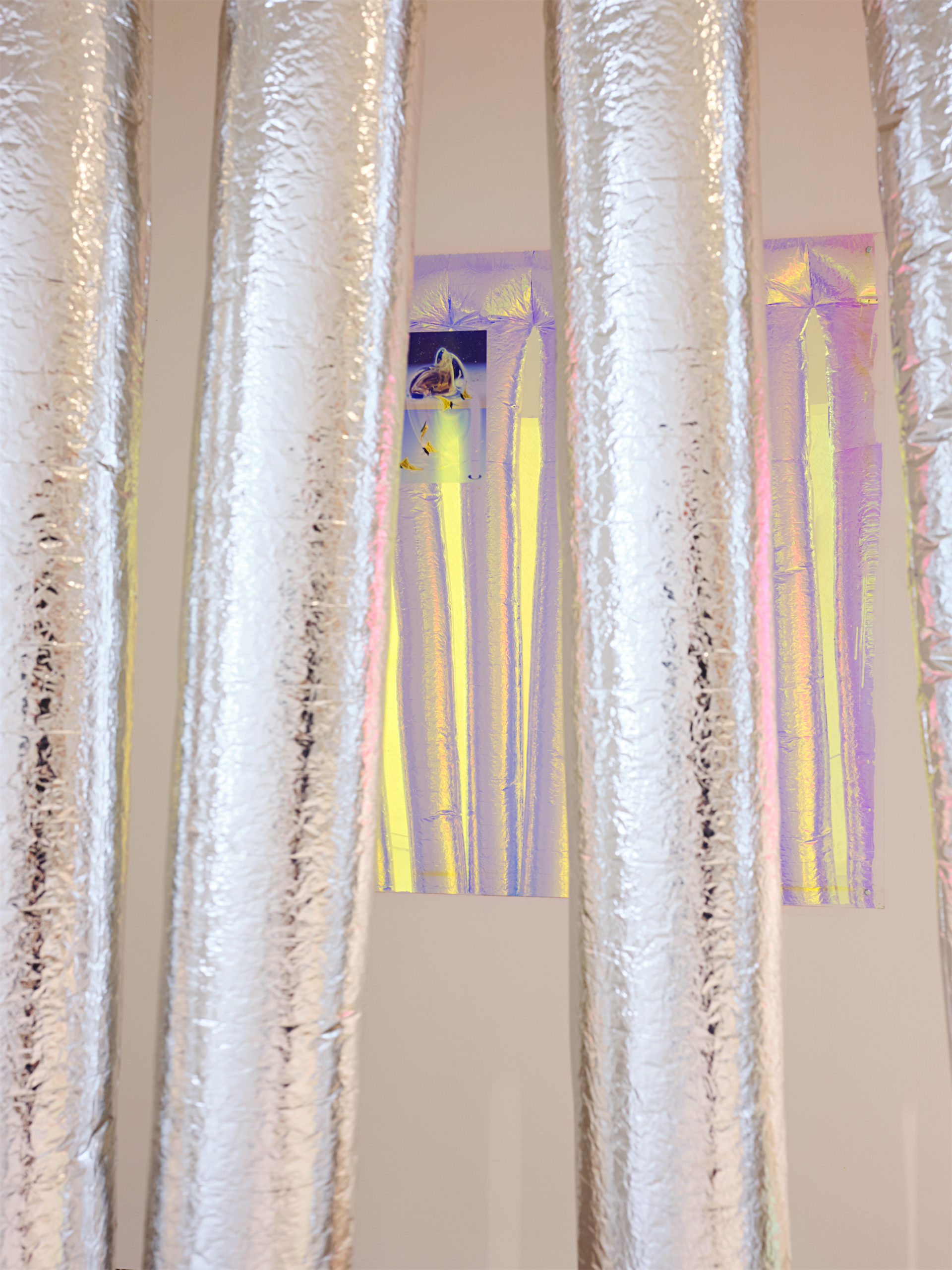 Installation de Flora Mottini, vue de l'exposition "Dandelion" à la Ferme de la Chapelle