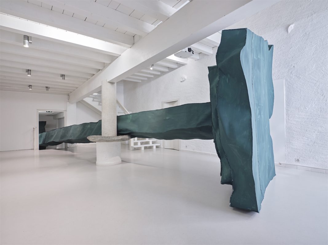 Vue de l'exposition "sie spricht nicht" de Simone Holliger à la Ferme de la Chapelle