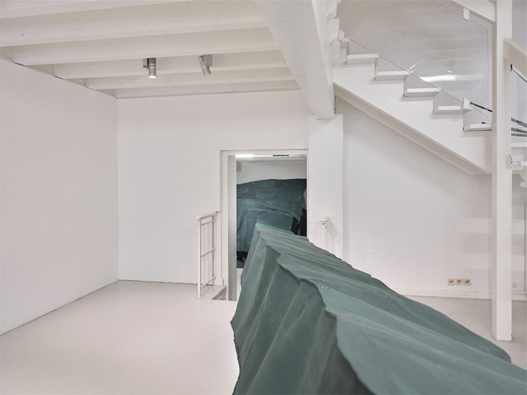 Vue de l'exposition "sie spricht nicht" de Simone Holliger à la Ferme de la Chapelle