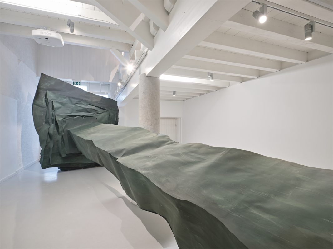 Vue de l'exposition "sie spricht nicht" de Simone Holliger à la Ferme de la Chapelle