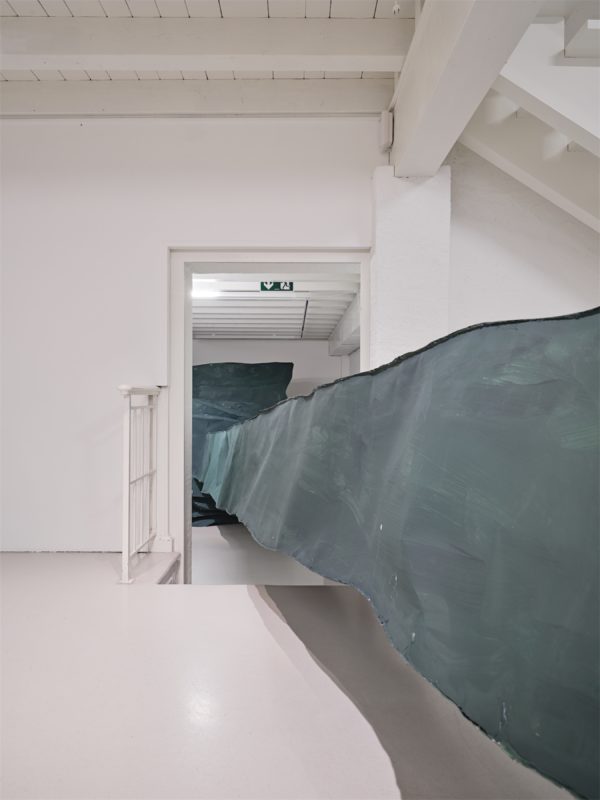 Vue de l'exposition "sie spricht nicht" de Simone Holliger à la Ferme de la Chapelle