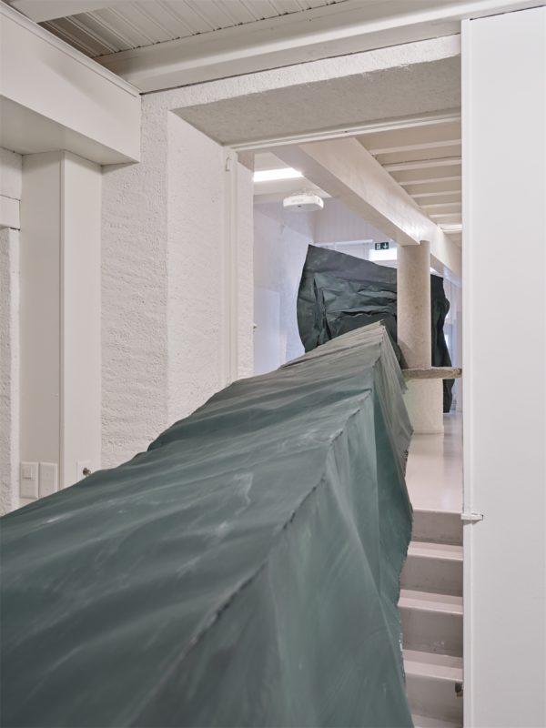 Vue de l'exposition "sie spricht nicht" de Simone Holliger à la Ferme de la Chapelle