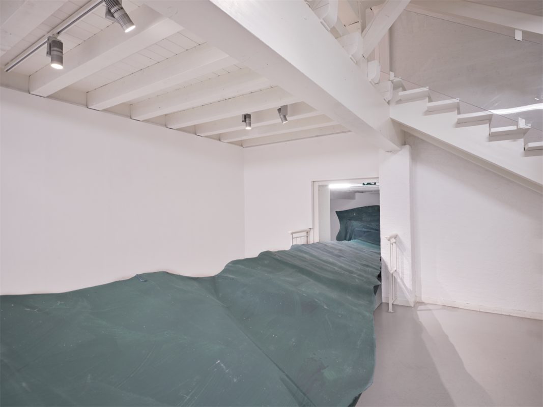 Vue de l'exposition "sie spricht nicht" de Simone Holliger à la Ferme de la Chapelle