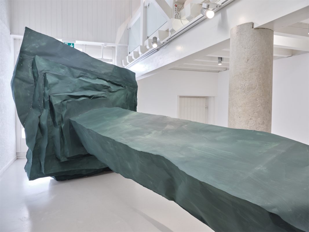 Vue de l'exposition "sie spricht nicht" de Simone Holliger à la Ferme de la Chapelle
