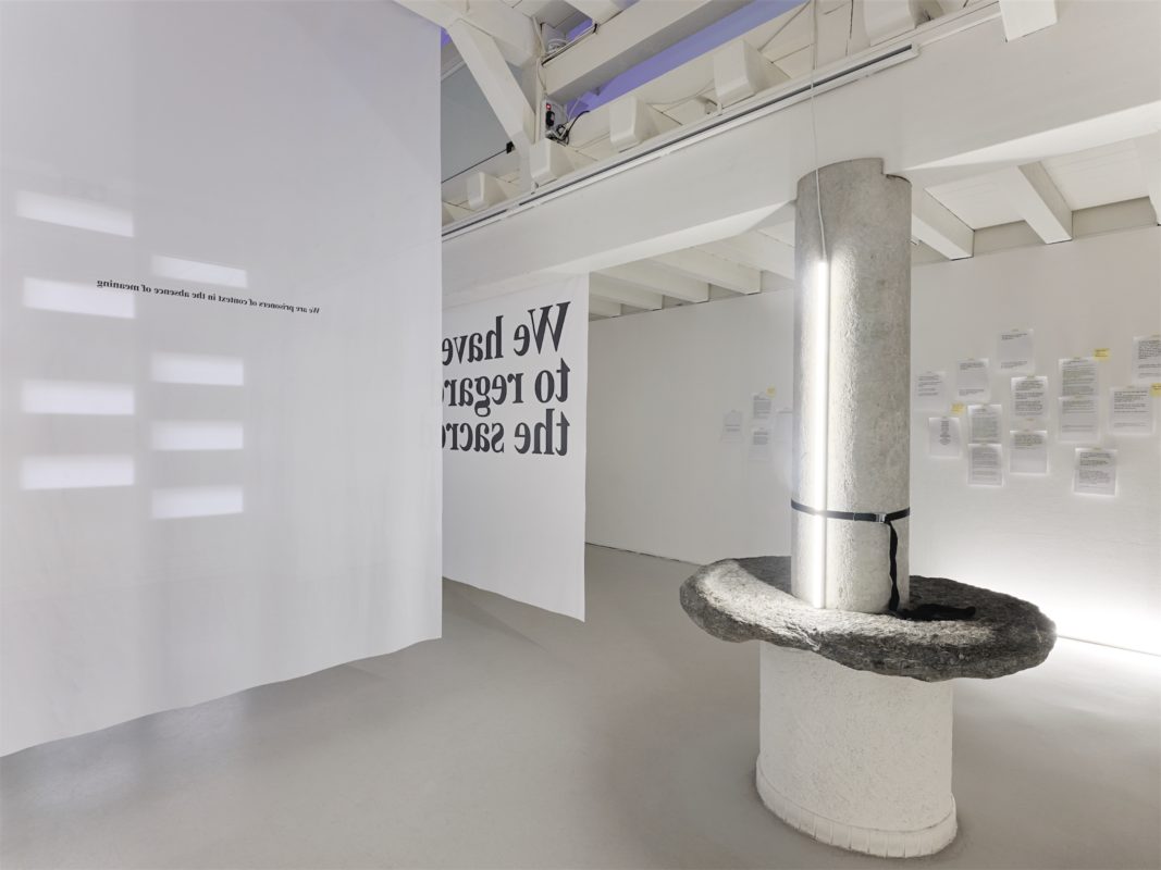 Vue de l'exposition "God Subject Meaning Money Phallus" de Raphaelle Mueller à la Ferme de la Chapelle