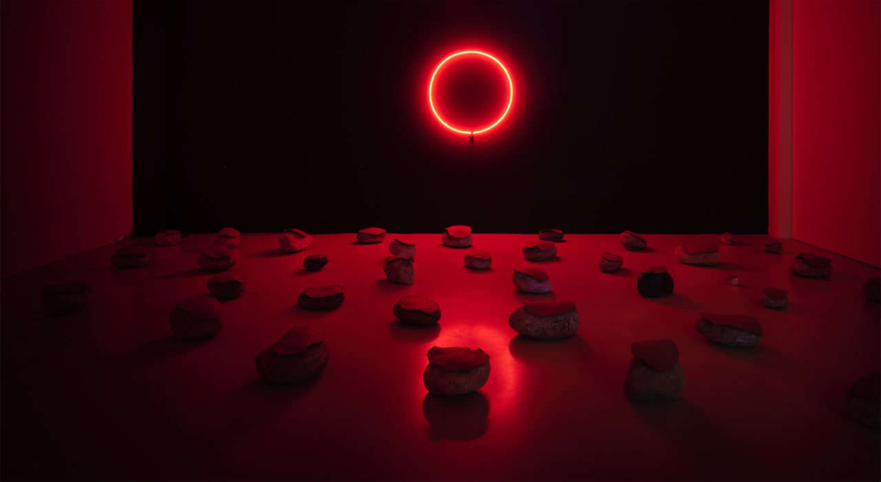 Installation de Karim Forlin "Pietra sangue (d’après Fabio Pusterla)", vue de l'exposition "Pétrichor" à la Ferme de la Chapelle