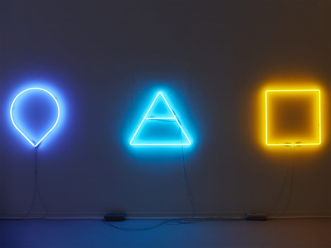 Néons de Karim Forlin "Sans titre", vue de l'exposition "Pétrichor" à la Ferme de la Chapelle
