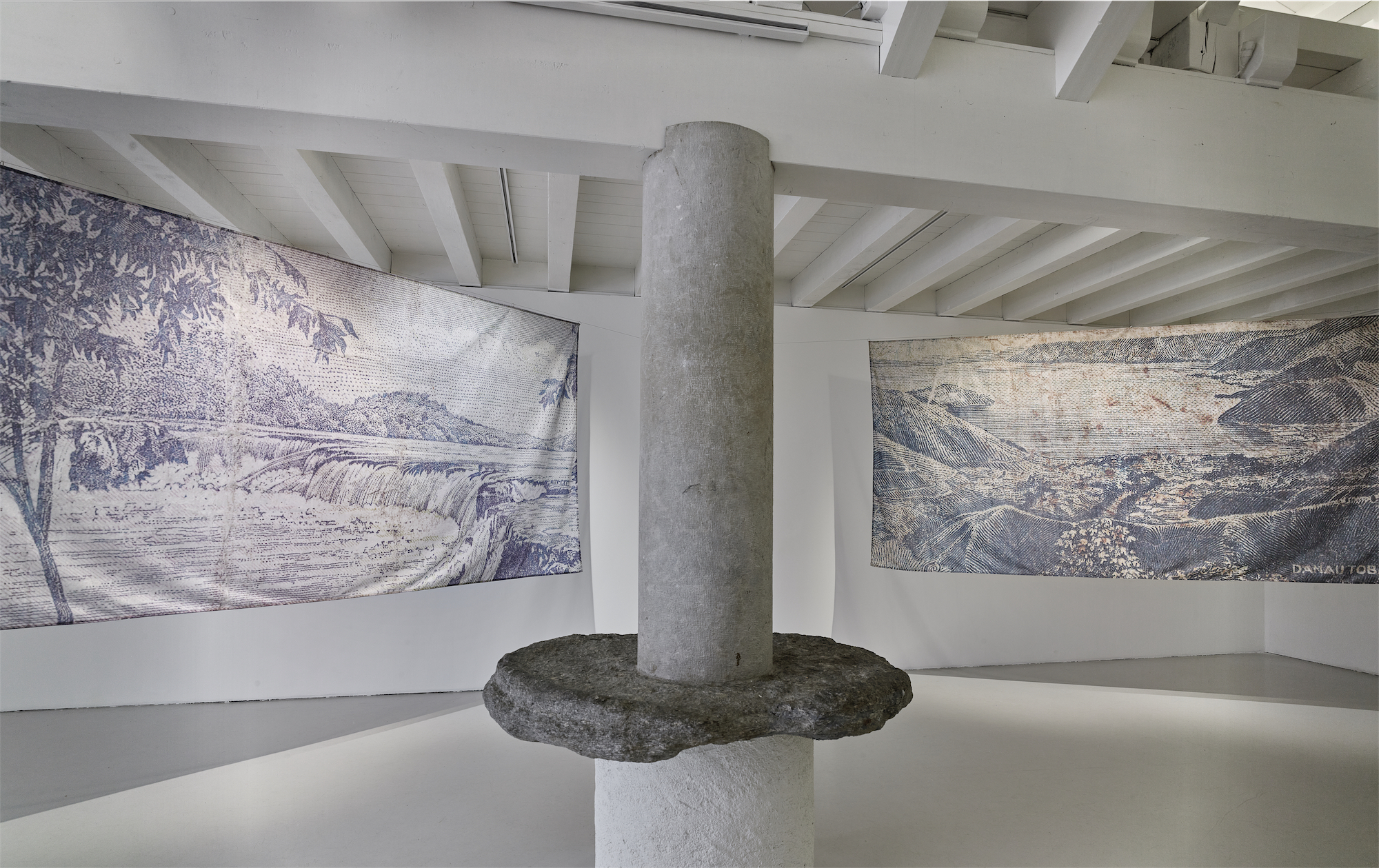 Vue de l'exposition de Patricio Gil Flood "El Dorado" à la Ferme de la Chapelle