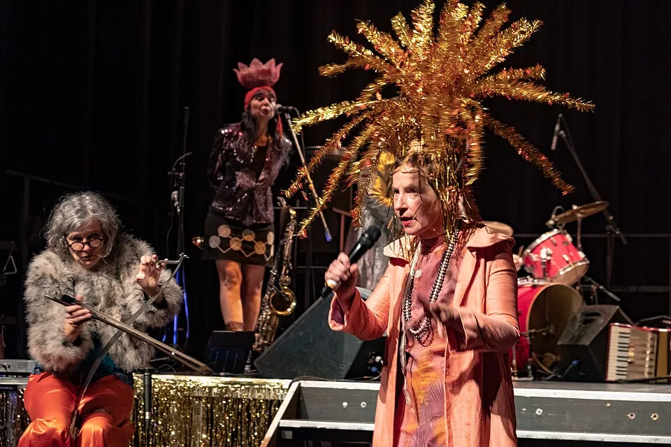 Dorothea Schürch, Michele Fuchs und Chris Regn in der Show «Let's sing Arbeiterin» von Les Reines Prochaines und Freundinnen, 2019