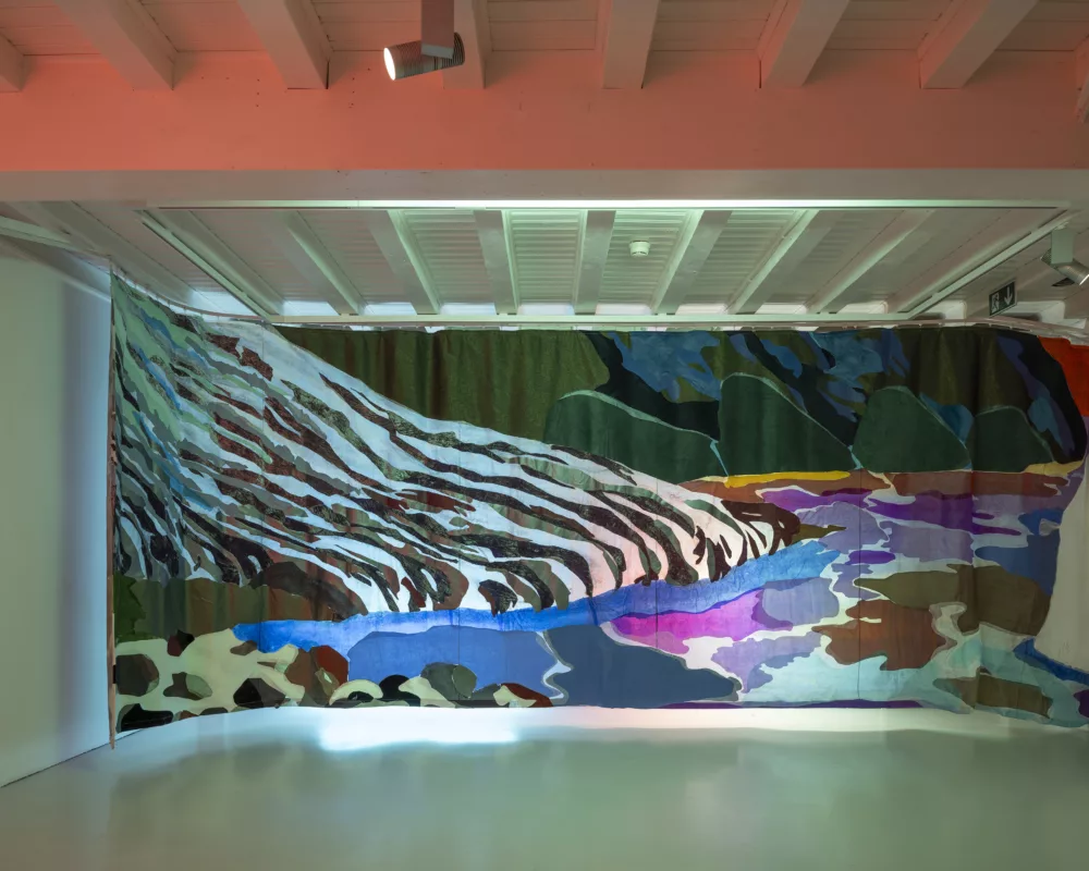 Jessica Decorvet, Paysage impossible, 2026, textiles collés sur toile de spi imprimée