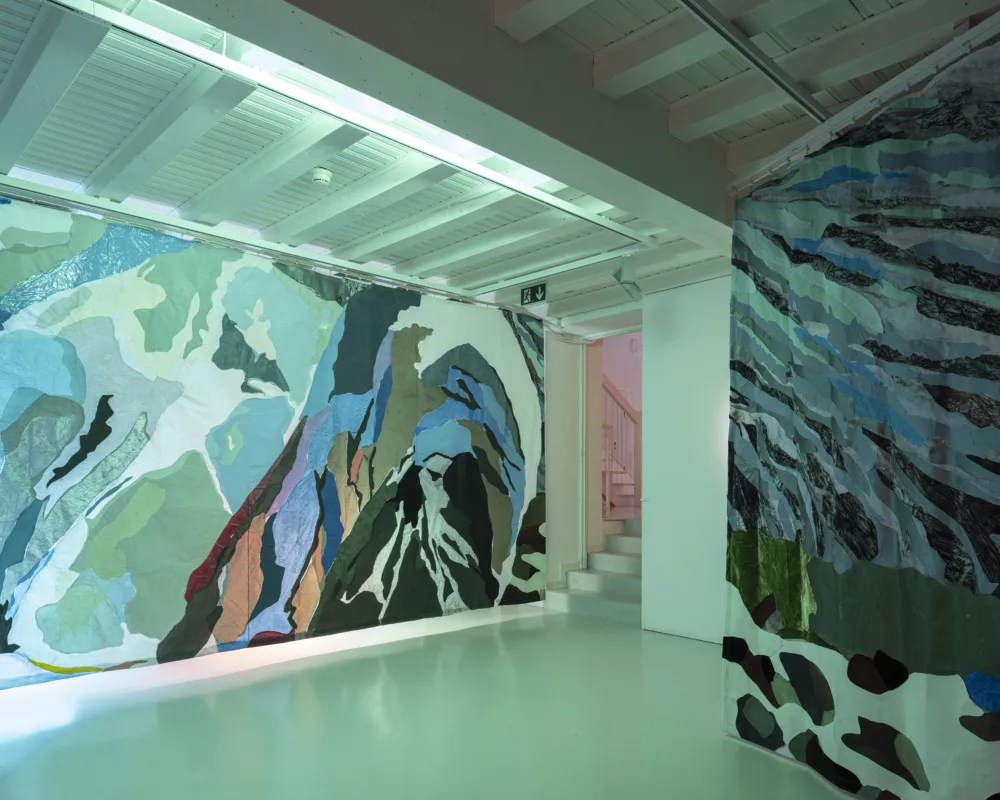 Jessica Decorvet, Paysage impossible, 2026, textiles collés sur toile de spi imprimée