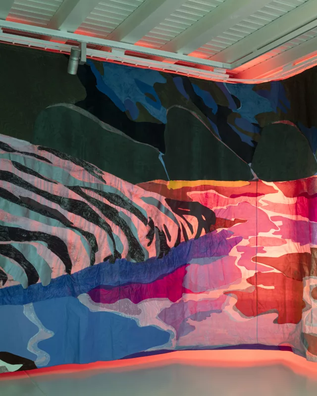 Jessica Decorvet, Paysage impossible, 2026, textiles collés sur toile de spi imprimée