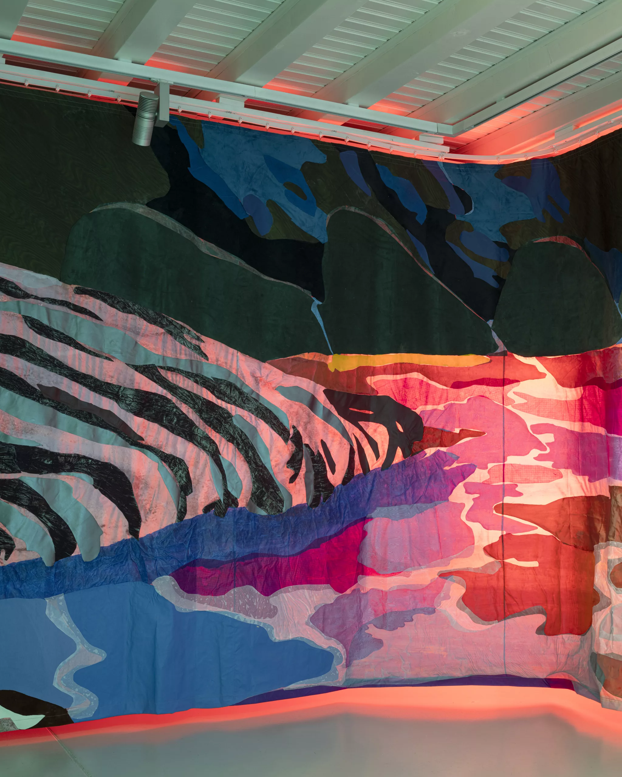 Jessica Decorvet, Paysage impossible, 2026, textiles collés sur toile de spi imprimée