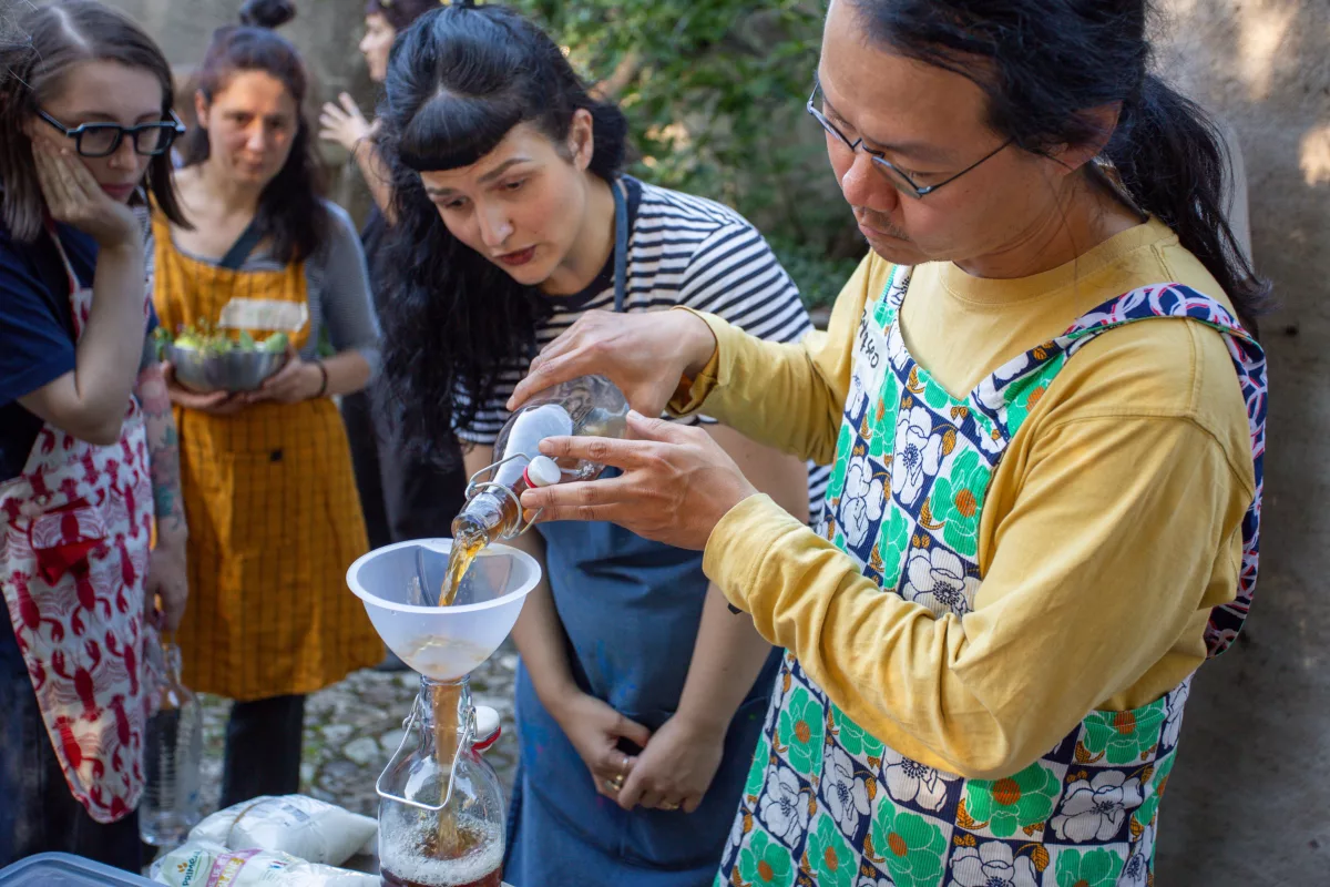 Atelier de kombucha à la Ferme de la Chapelle avec Byungseo Yoo. Photo Eva Valenzuela